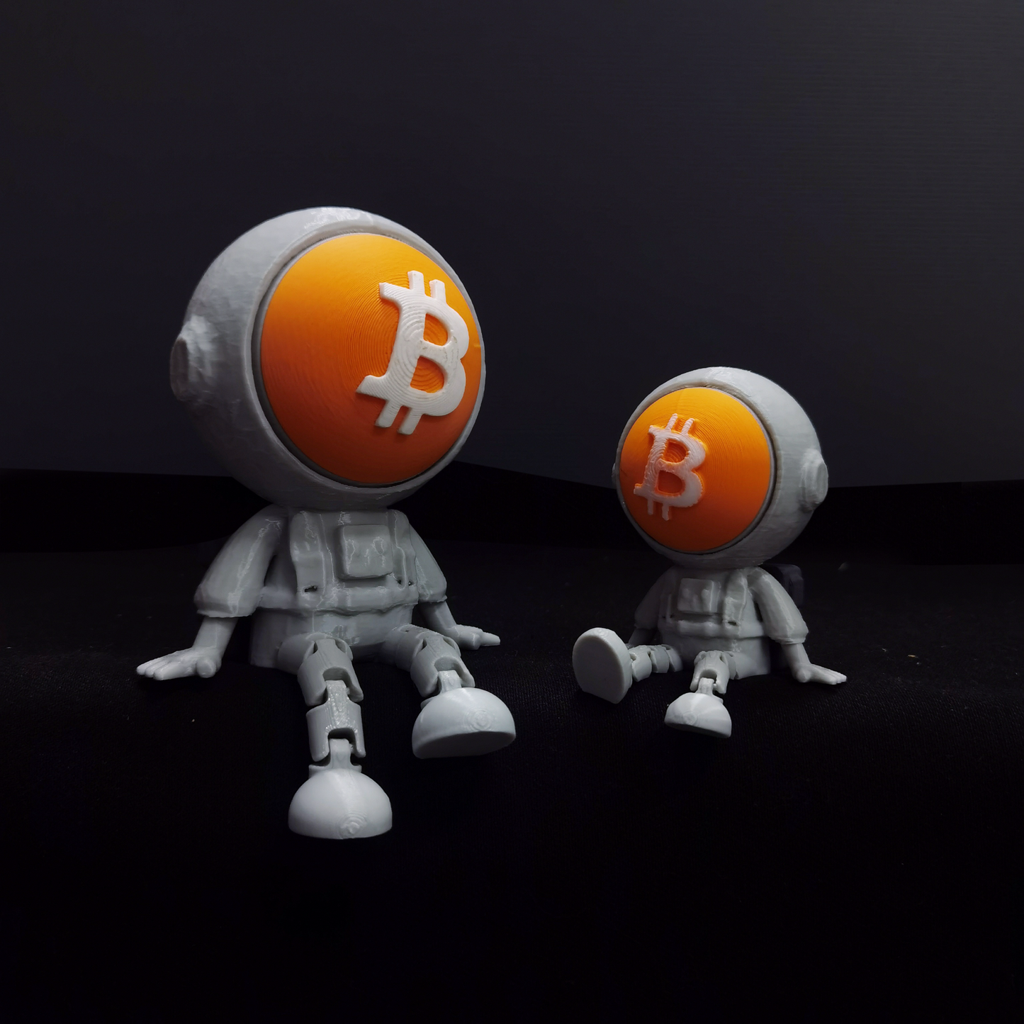Bitcoin Astronaut Figurine Set – 3D Printed Crypto Astronauts with Flexible Legs and BTC Face Mask, Desk Decor and Gift (2 Pieces)